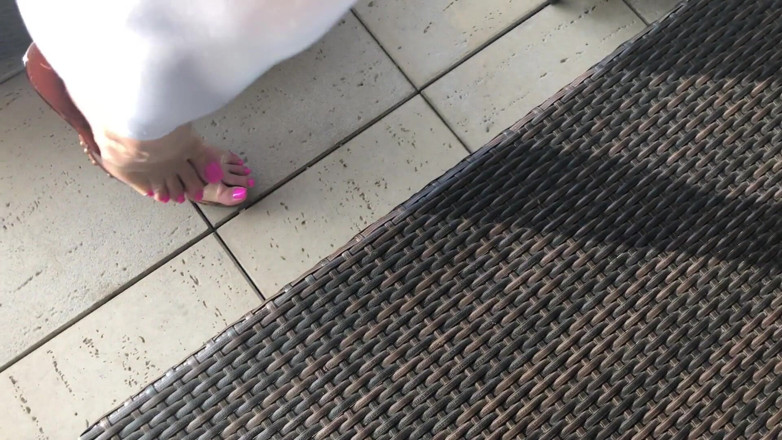 Goddess Lena: Pissing in leggings