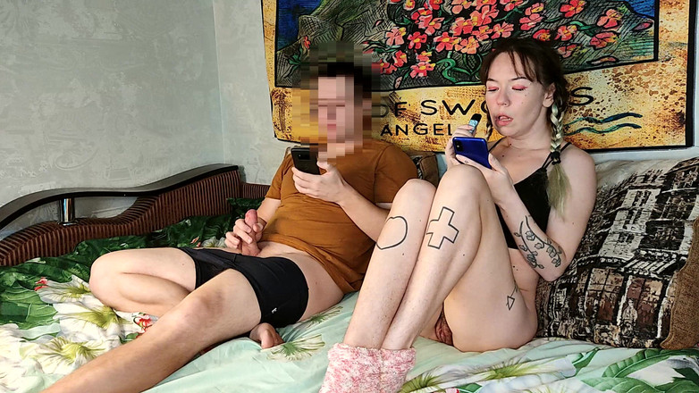 Blowjobs Alice: 亚洲继妹和她的继兄弟一起观看色情片