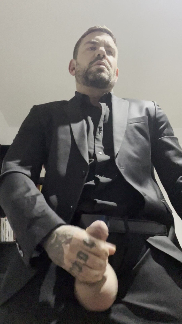 Juan Lucho Gay: Przystojny facet masturbuje się w garniturze