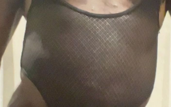 Black smoking muscle stepdad: कसरत के बाद फ्लेक्स और बस्ट शो मेष बॉडीसूट में गियर किया गया