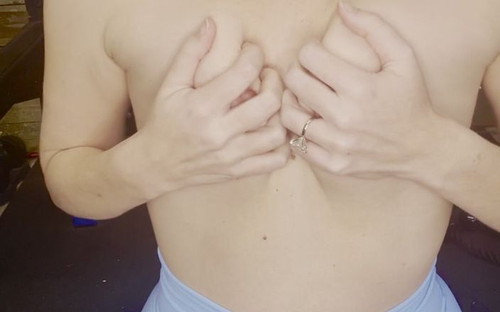 Caroline Smith: Mamă sexy excitată își antrează pizda umedă în sala de sport