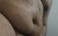Amatör 20 y.o. esmer tombul iş yerinde mastürbasyon yapıyor ve kendine işiyor