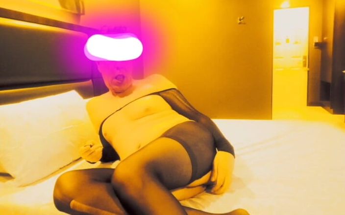 Ladyboy Karl: Nana usa il dildo