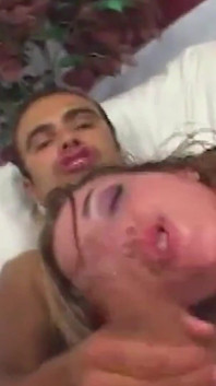 Tyto dvě dívky Delila a Brooke měly sex s chlapem a jeho velkým ptákem
