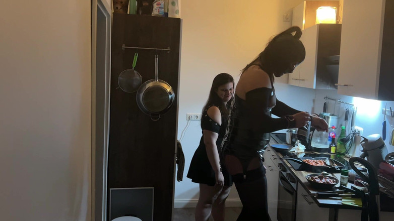 DOMINATRIX6: Întâlnire perversă în bucătărie: gagica fetiș își domină prietena