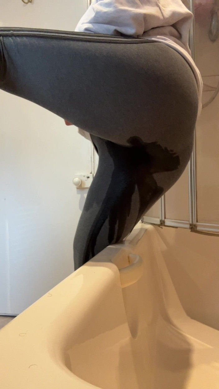 Lustful Libertines: Bingkap berkaki grey