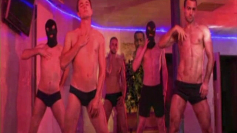Discret Cruising sex: Gang bang in pubblico su suana Paris
