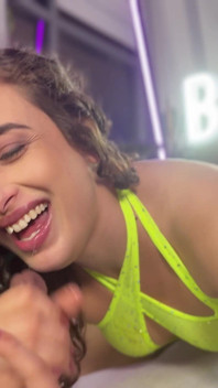 Scarlett Strona Bouncy Naoliwiony tyłek dostaje fucked Hardcore
