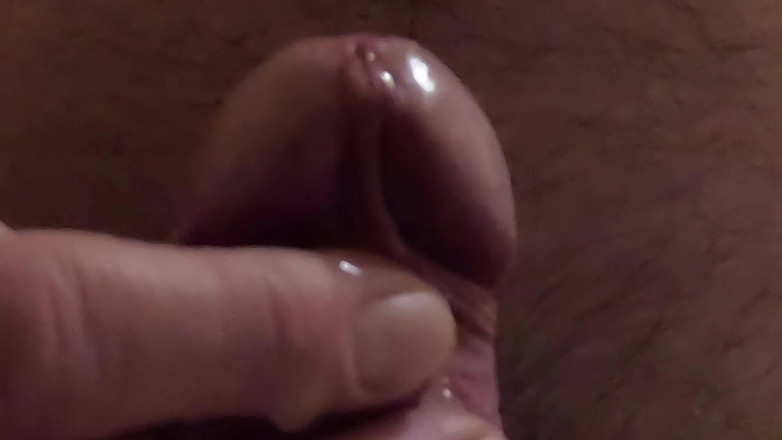 Rockardglans: Velký neobřezaný penis Honění a stříkání zblízka v koupelně