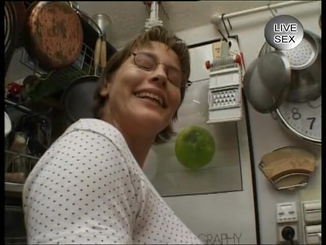 Horny Two really wet MILFs: Грудастая брюнетка мастурбирует перед дрочкой и раком