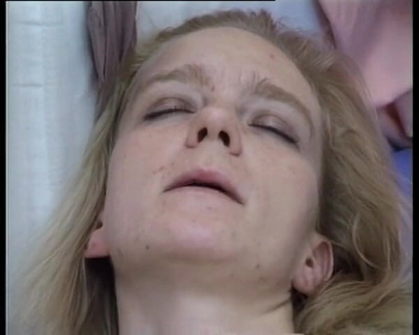 GERMAN PORN CLASSICS: Doce Layla se masturba alegremente
