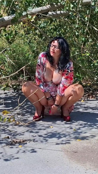 MILF jalang ditangkap orgasme di dalam hutan
