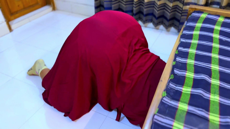 Aria Mia: 섹스를 시작하기 전에 깨끗한 섹스 룸일 때 침대에 갇힌 큰 엉덩이 아름다운 아라비아 핫한 새엄마