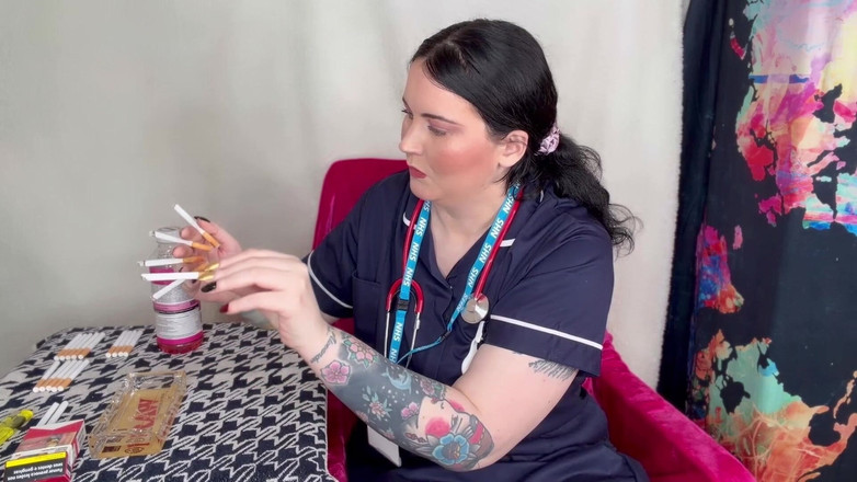 MissFFW: Sestra Ffw kouří několik cigaret najednou