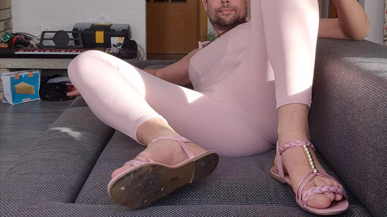 SavageHeater59: Spójrz na mój tyłek w moim seksownym, nowym różowym kombinezonie