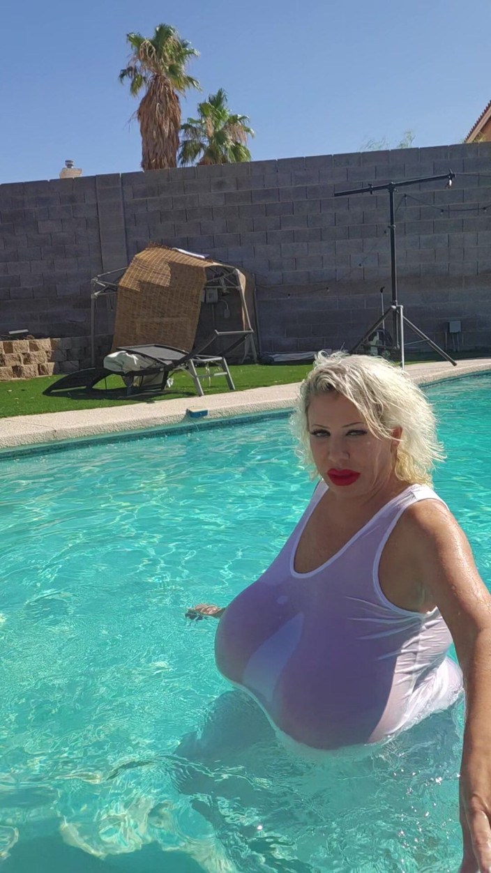 Claudia Marie: Tlusté bimbo u bazénu