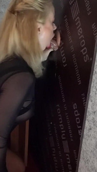 Sání ptáka přes gloryhole pro mého paroháčského manžela
