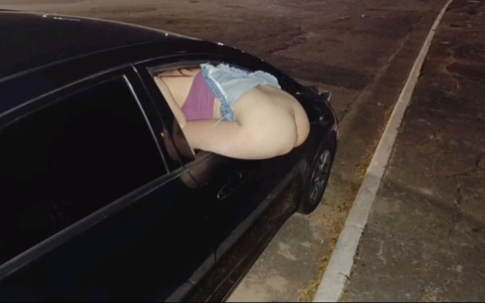 Fanny squirting: Il Cornuto Porta La Moglie a Prendere Sparate Da Estranei...