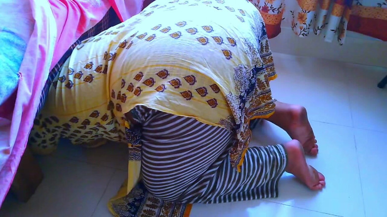 Aria Mia: Bhabhi India Muslim tersangkut di bawah katil semasa membersihkan rumah