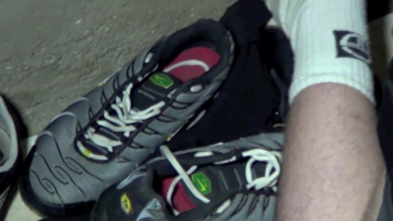 Sneaker gay: Alison покорная ступням и ступням Кевина