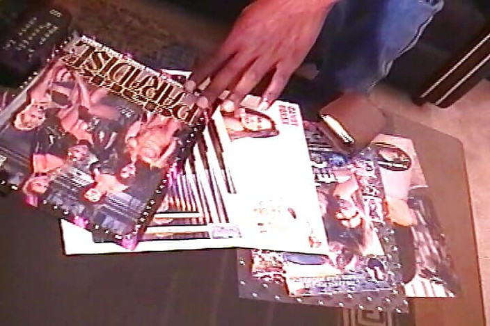 Vintage Life: 乳房和阴户穿孔的愤怒鸡巴荡妇已经准备好接受大黑鸡巴