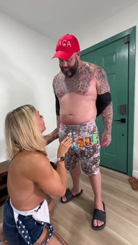 ブロンドのトランスで巨乳がマガマンを騙す