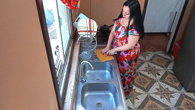 Kelly Rough: Stepmom Fucked Hard in the Kitchen with Big Ass and...