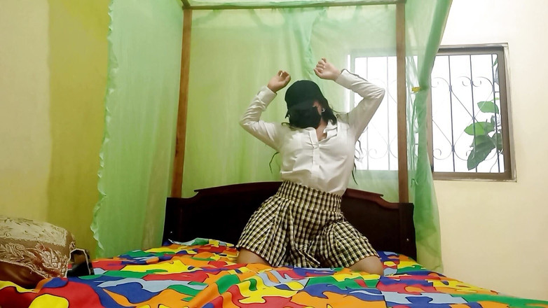 Martin13: 成熟した学生は、彼女の寝室で自家製ポルノを作ることで彼女の卒業後を祝います