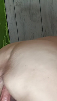 Fette hure schluckt das sperma auf dem bett und kommt wieder in ihren arsch mit längster schwanzhaarige