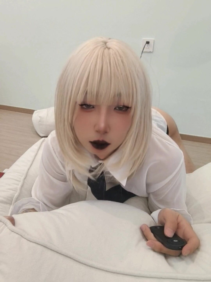 CD_XiXiouo: Il ladyboy cinese più sexy non sarà soddisfatto con un...