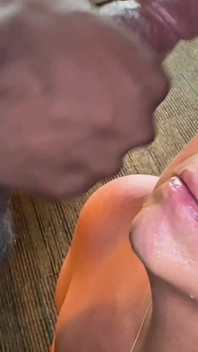 Une MILF dévergondée suce son beau-fils à grosse bite noire et reçoit un facial énorme