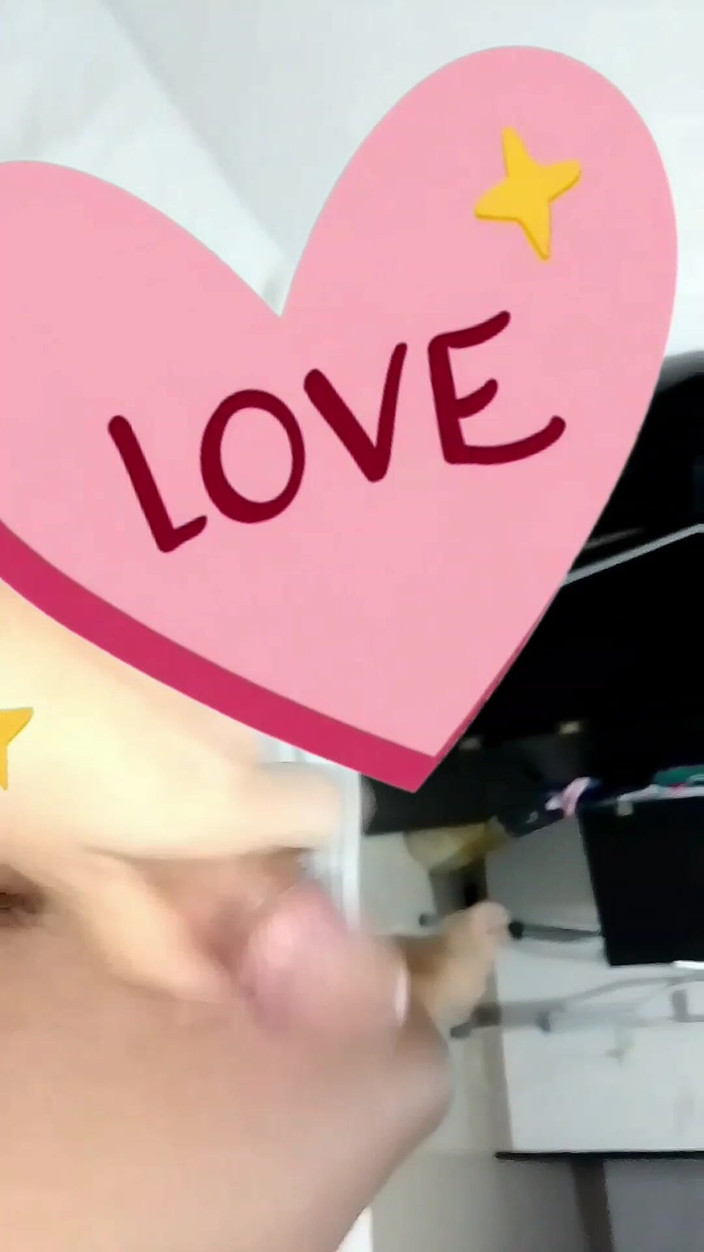 DamiPe: Hij haalde mijn pik eruit en ik masturbeer