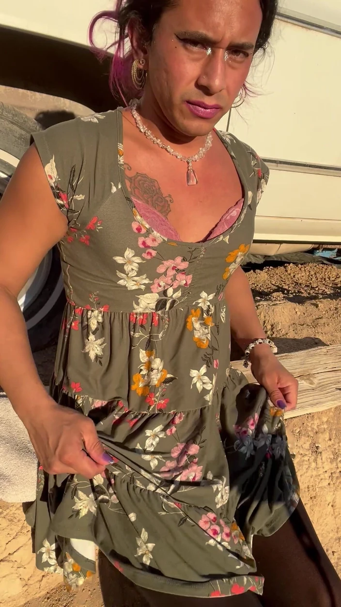TSJade95: Tesão de puta em sundress masturba e goza no quintal