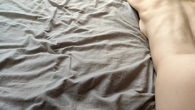 DirtyLubov: Hai người đồng tính nữ đứng trước cửa sổ