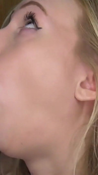 Suri rumah blonde suka menghisap zakar besar sehingga mereka pancut di mukanya - Marissa Sweet