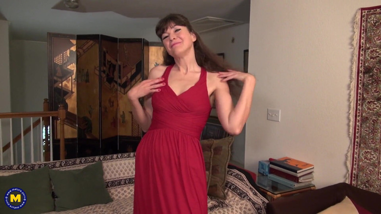 Mature Solo NL: Sexy mature wants a big cock in her pussy but...
