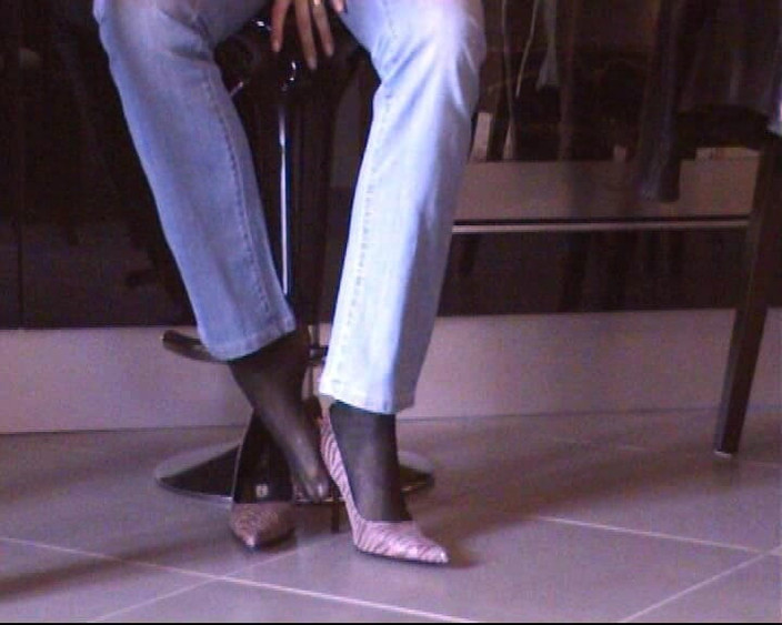 Nyllady: Joc cu pantofi în ciorapi negri și pompe roz