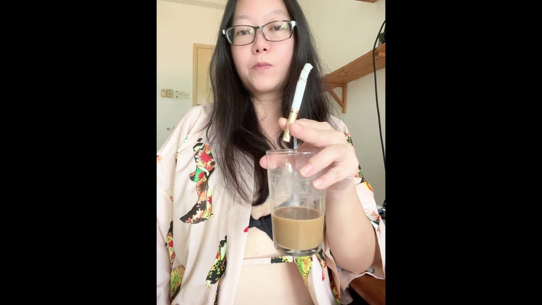 Smoking Asian: MILF Asia yang merokok menghisap menara rokok saya + Impromptu Striptis