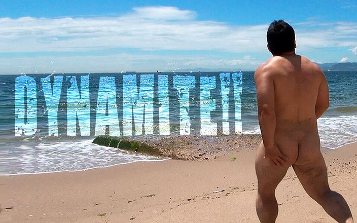 Studio gumption: युवा मांसपेशियों वाला आदमी समुद्र तट पर लंड हिलाता है