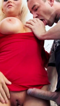 Blonde milf vrouw met grote tieten Dolly DeLight zuigt en neukt in het kijkgat