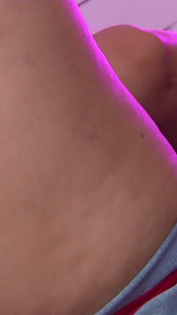 Heiße Blondine Masturbiert in Engen Jeans