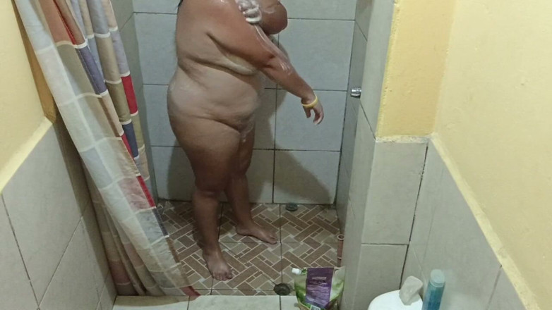 Stepmom_with_big_tits: Mandi ini akhirnya menjadi sangat panas kerana payudara saya dirasai...