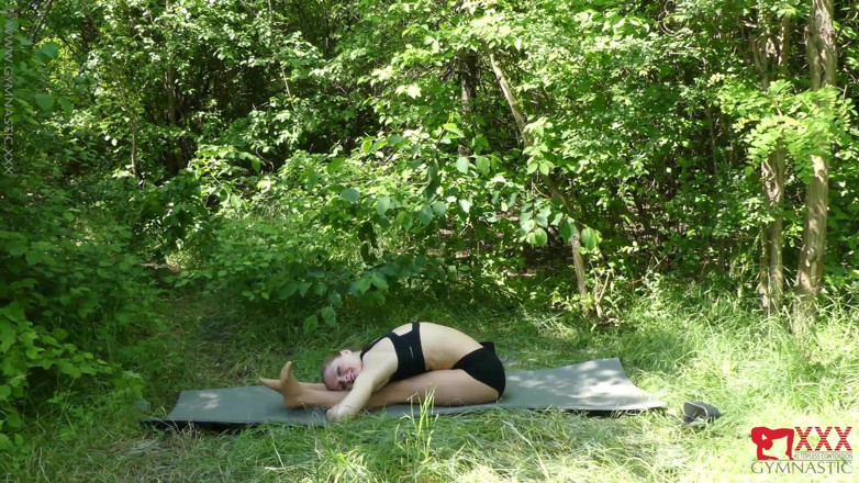 Gymnastic: Balerina în pădure
