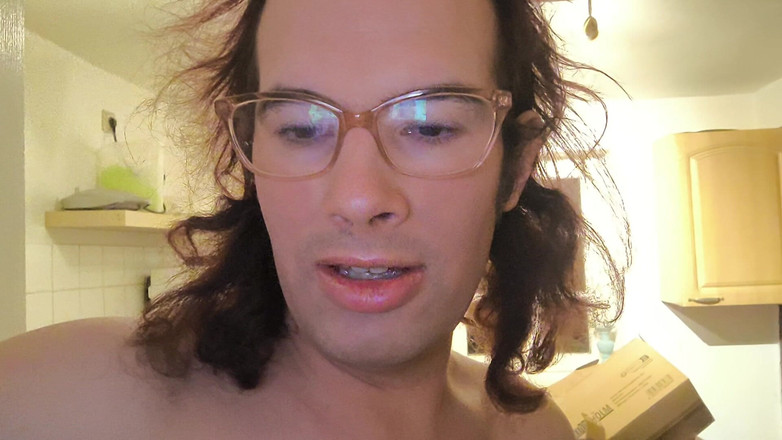 JanineLang: 나는 벌거벗은 채로 쓰레기를 버린다 (이웃에게 당했다)