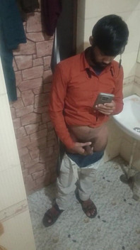 Aku merekam videonya sendirian di kamar mandi.