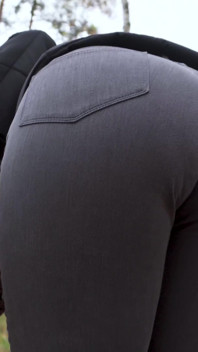 MILf i spandexjeans går utomhus med synlig troslinje
