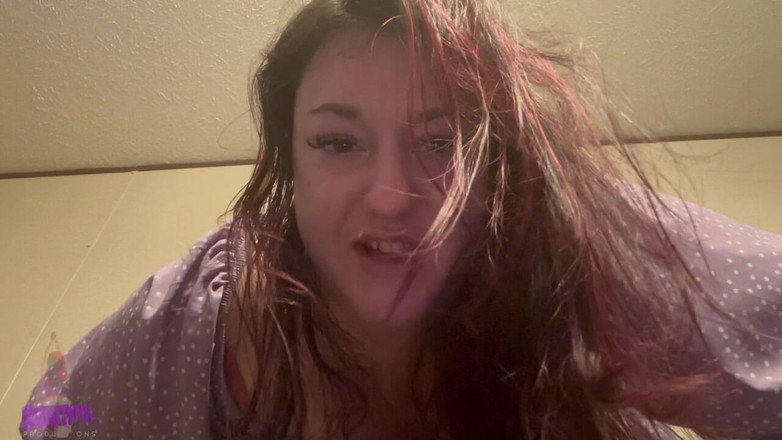 BellaBlast: Attachée sous moi : mon cul planant laisse sortir des pets...