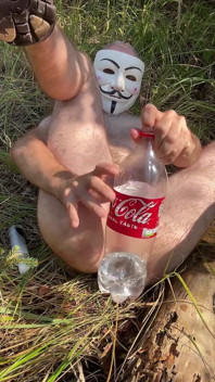 Gioco anale all'aperto con bottiglia piena di acqua cocacola