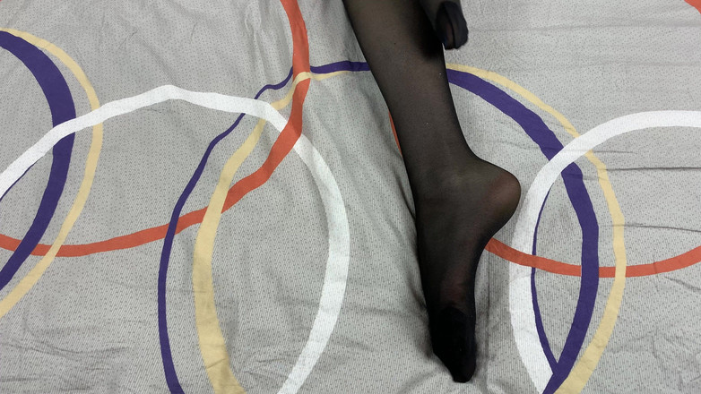 Gloria Gimson: Awek seksi ini suka menggesel kakinya dalam pantyhose nilon hitam...