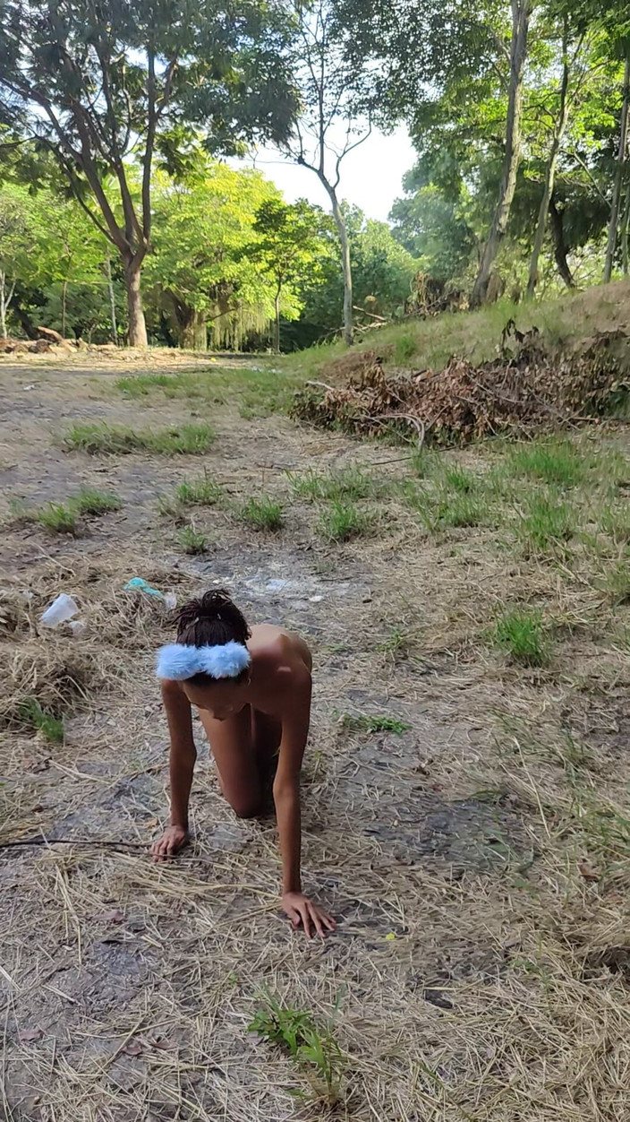 Lily Slav: Aller se promener dans les bois comme un chiot